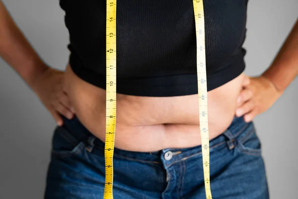 Wanita Kaukasia Dengan Belly Fat Menggunakan Tape Measure Closeup — Stok Foto