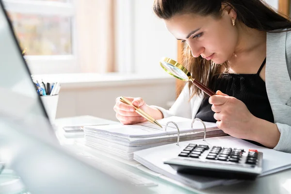 Bedrägeriutredning Och Skatterevision Utredare Eller Revisor Med Förstoringsglas — Stockfoto