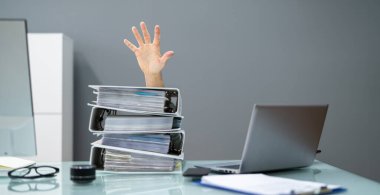 Şirket Masası Belgesi Aşırı Yükleme. Yığınla Evrak