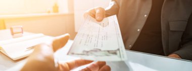 Maaş tazminatı çeki. Banka çeki. Sosyal Güvenlik