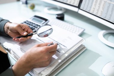 Denetleme ve Dolandırıcılık Soruşturması. Belge Üzerine Büyüteç Kullanımı Denetleyici
