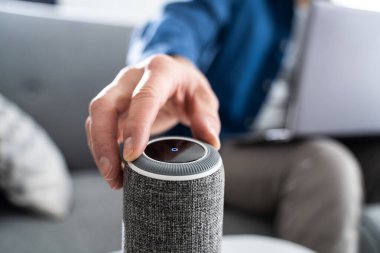 Akıllı Ses Asistanı Kablosuz Mini Hoparlör Kullanılıyor