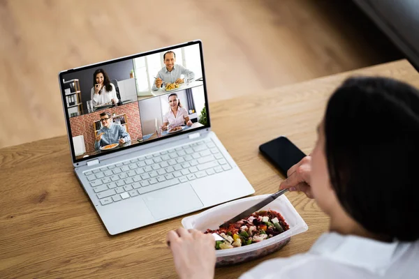 Mulher Comer Vídeo Virtual Almoço Computador Portátil — Fotografia de Stock