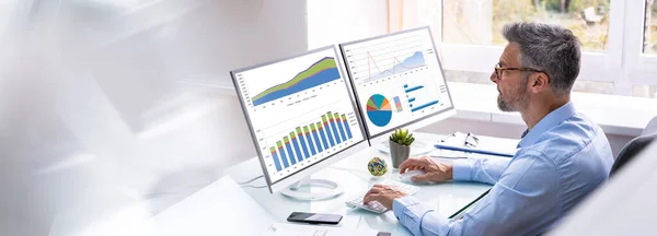 Man Advisor Menggunakan Multiple Computer Monitors Finance Charts — Stok Foto