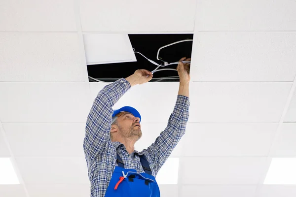 事務所にLed天井照明を設置する電気技師 — ストック写真