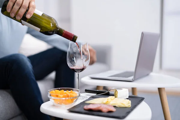 Virtual Wine Tasting Dinner Event Online Met Behulp Van Laptop — Stockfoto