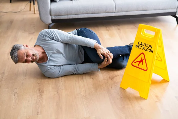 転倒事故 床標識注意と安全 — ストック写真