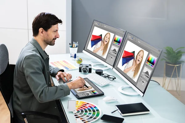 Graphic Photo Designer Using Computer Screen Tablet — Stock Photo, Image