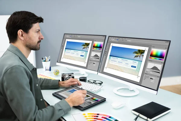 Ontwerper Fotograaf Met Behulp Van Meerdere Computerschermen — Stockfoto