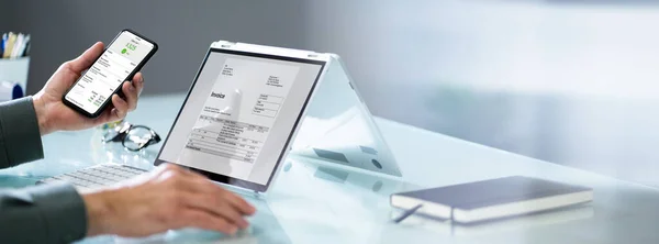 Comptable Vérification Facture Ligne Sur Écran Tablette — Photo