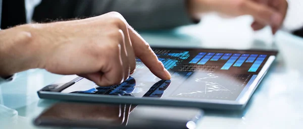 Dados Análise Painel Móvel Investidores Tablet — Fotografia de Stock