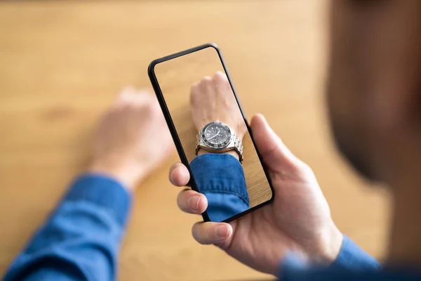 Versuchen Sie Virtual Fashion Watch Oder Armbanduhr Auf Der Hand — Stockfoto