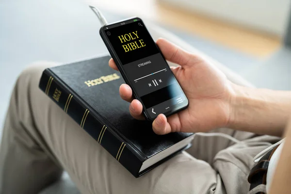 Kaznodzieja Słuchający Biblii Przez Telefon Modlitwa Słuchawkami — Zdjęcie stockowe