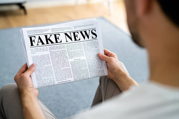 Geschäftsmann Liest Fake News Artikel Über Zeitung Wohnzimmer — Stockfoto