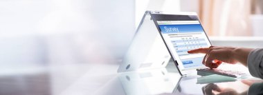 Çevrimiçi Anket ve Dijital Araştırma Formu Ekranda