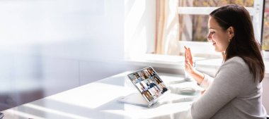 Çevrimiçi Dijital Video Konferansı Webinar Ekranda
