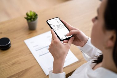 Fatura Belgesi Fotoğrafı Almak Telefonu Kullanmak veya Akıllı Telefon
