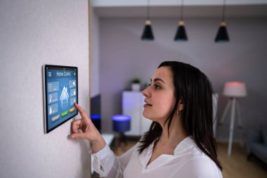 Tabletteki Ev Otomasyonu ve Kamera Kontrol Sistemi Kullanan Kadınlar