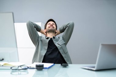 Danışman Masadaki Ofis Sandalyesinde Dinleniyor