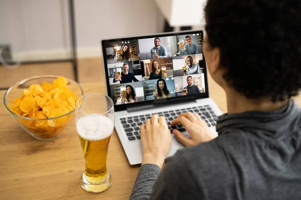 Wirtualne Piwo Drink Online Party Korzystanie Laptopa — Zdjęcie stockowe