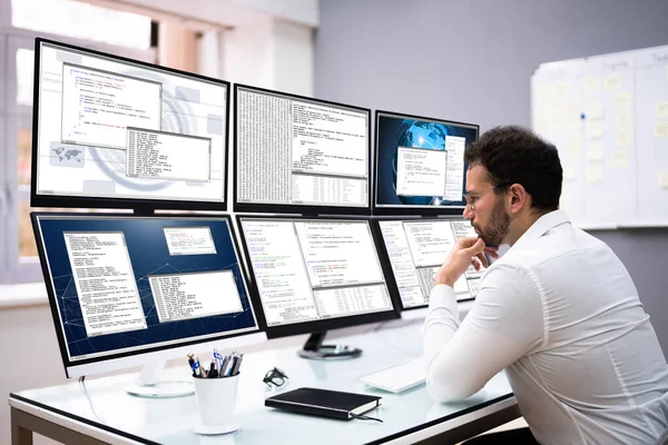计算机监控屏幕上的软件开发人员编程 — 图库照片