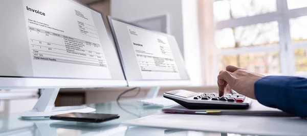 Contabilista Contador Calculando Fatura Fiscal Computador Escritório — Fotografia de Stock