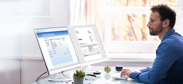 Fattura Aziendale Gestione Fiscale Ragioniere Che Utilizza Monitor — Foto Stock