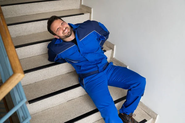 Arbeiter Liegt Nach Rutsch Und Sturz Unfall Auf Treppe — Stockfoto