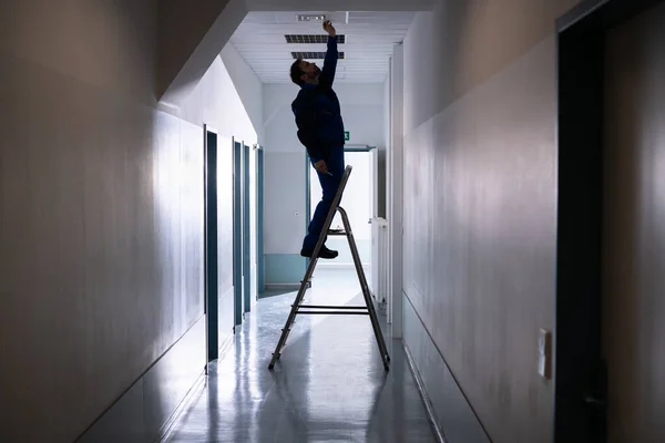 Technician Repairing Ceiling Fixture Office Stepladder — Stock Photo, Image