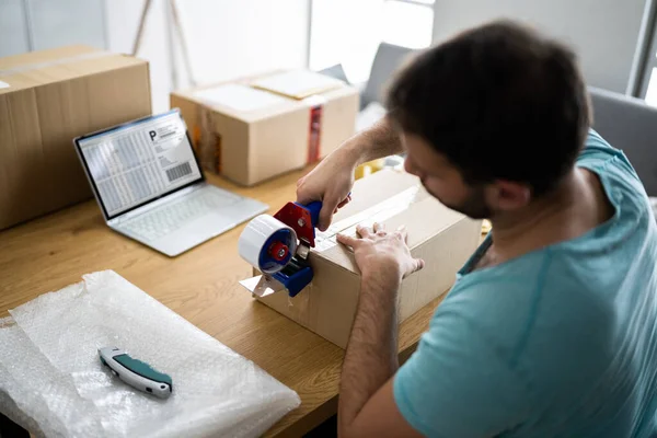 Person Verpackt Pakete Für Online Lieferung Kunden — Stockfoto