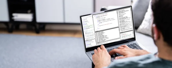 Počítačový Programátor Používající Vývojový Software Notebooku — Stock fotografie