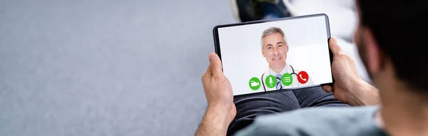Άνθρωπος Έχοντας Συνομιλία Βίντεο Γιατρό Στο Φορητό Υπολογιστή Στο Σπίτι — Φωτογραφία Αρχείου