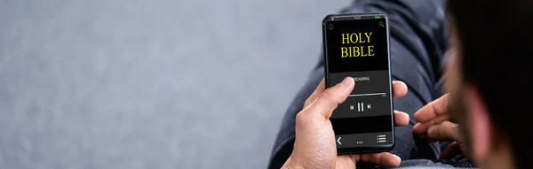 Bible Praying Audiobook Phone Listening Praying — Photo