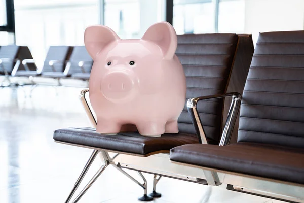 Úspora Peněz Cestě Letadlem Piggy Bank Letišti — Stock fotografie