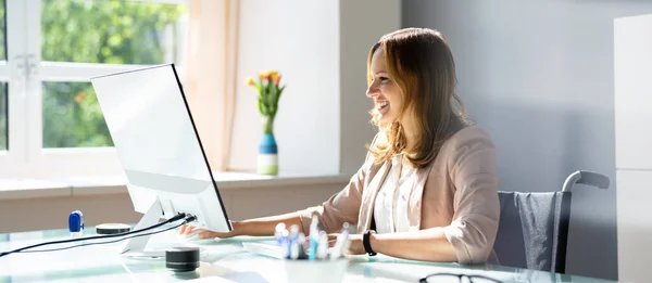 Ofis Masasındaki Masaüstü Bilgisayarını Kullanan Özürlü Kadını — Stok fotoğraf