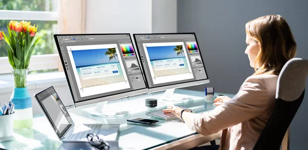 Mujer Trabajando Monitores Computadora Haciendo Diseño Gráfico Web —  Fotos de Stock