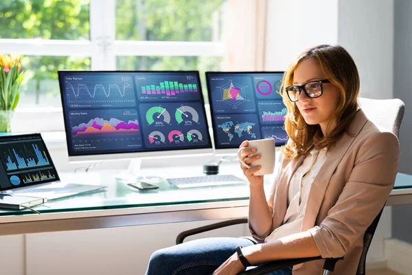 Analista Mujer Mirando Negocio Datos Análisis Tablero — Foto de Stock