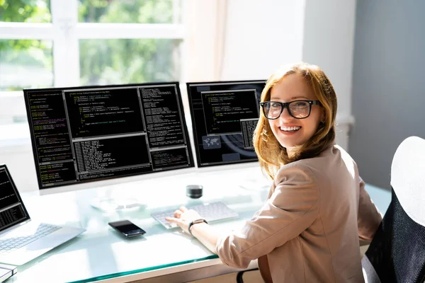 Programcı Kadın Bilgisayarda Kodlanıyor Yazılımcı Kız — Stok fotoğraf