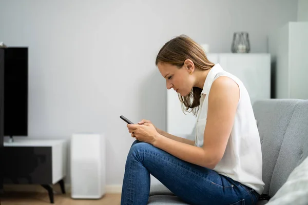 Donna Con Dolore Collo Seduta Utilizzando Telefono Cellulare — Foto Stock