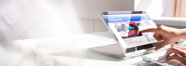 Смотреть новости на экране. Чтение сайта газеты на ноутбуке