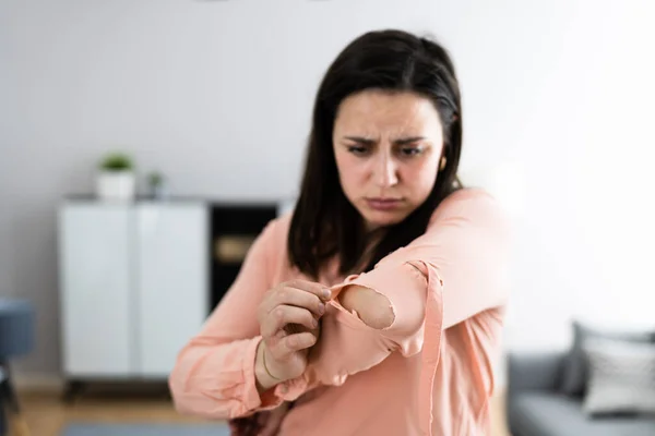 Klamottenloch Zerrissene Und Beschädigte Kleidung Fehlt Geld — Stockfoto