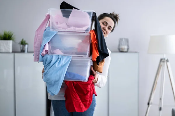 Donna Decluttering Fare Lavanderia Casa — Foto Stock