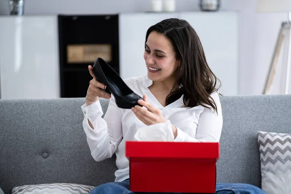 Frau Öffnet Paket Geschenkbox Glückliches Commerce Shopping — Stockfoto