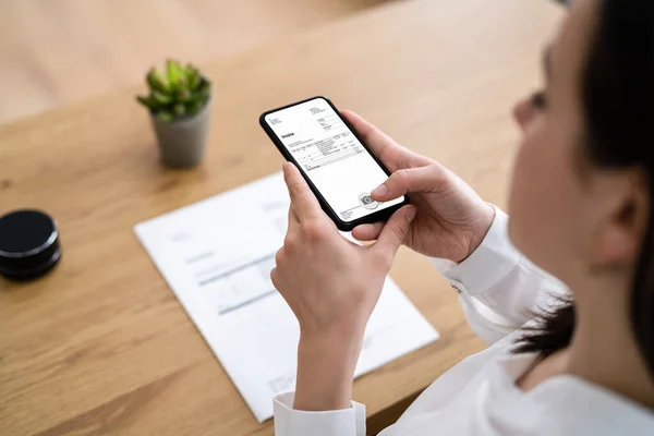 Tomar Foto Del Documento Facturación Usando Teléfono Teléfono Inteligente —  Fotos de Stock