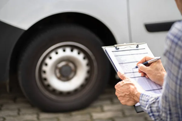 Ispezione Sicurezza Del Veicolo Controllo Della Gomma Dell Automobile — Foto Stock