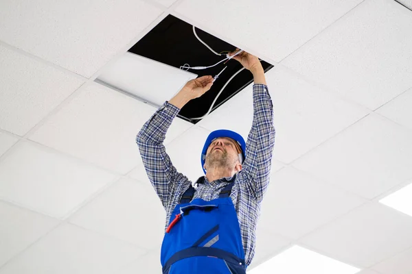 Électricien Installant Plafonnier Led Dans Bureau — Photo