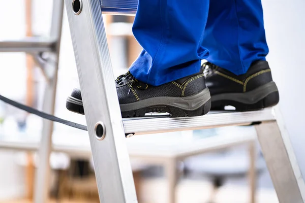 Man Met Schoenen Klimtrap Ladder Veiligheid Verzekering — Stockfoto