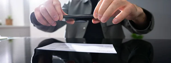 Borg Afstand Controleren Het Nemen Van Foto Met Mobiele Telefoon — Stockfoto