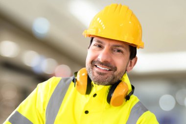 Sıkı Şapkalı Genç İşçi