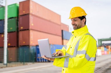 Nakliye Deposunda Lojistik Teslimat Mühendisi